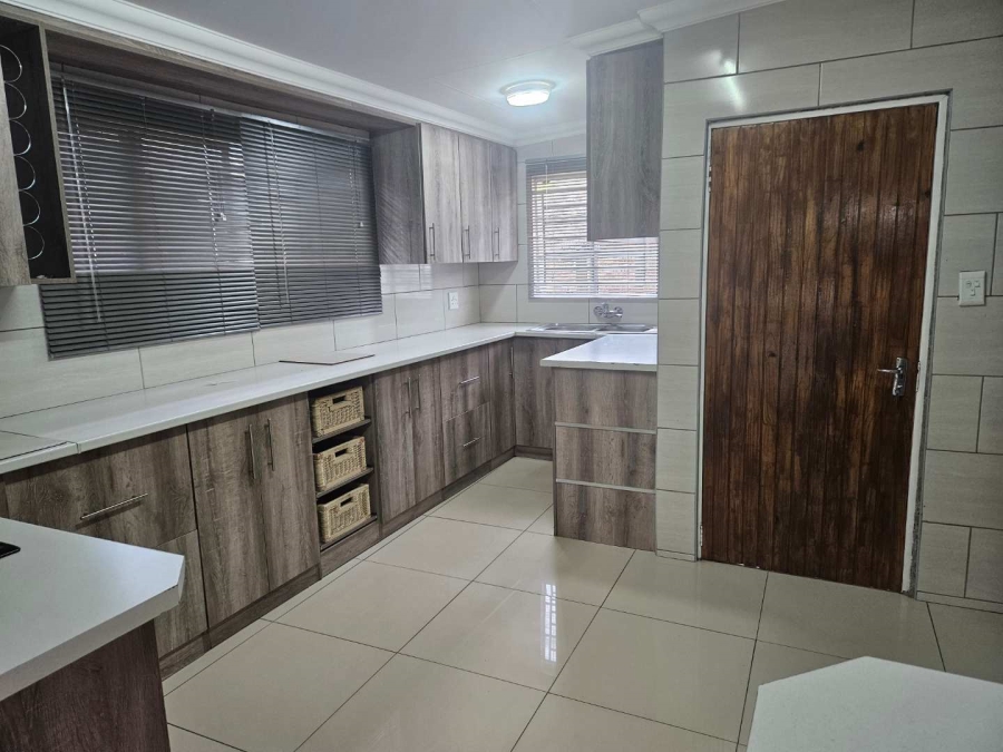To Let 4 Bedroom Property for Rent in Verwoerdpark Northern Cape